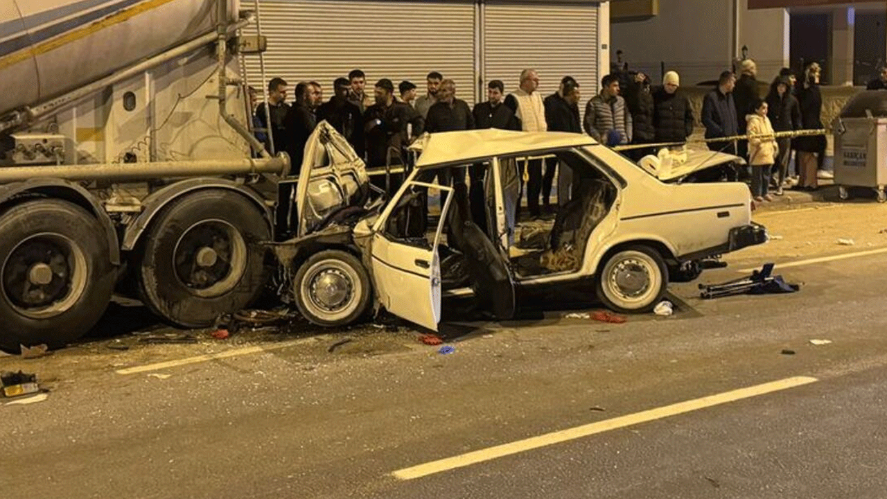 Kırkağaç'ta feci kaza: Park halindeki tankere çarpan otomobilde 2 kişi hayatını kaybetti