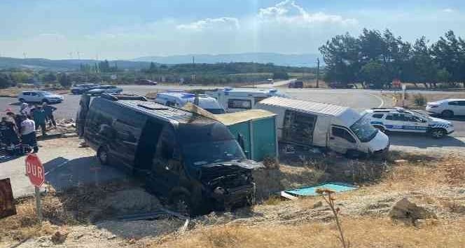 Kırkağaç'ta iki otomobil çarpıştı: 9 yaralı