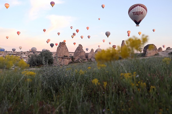 Kırkikindi yağmurları Kapadokya'yı renklendirdi