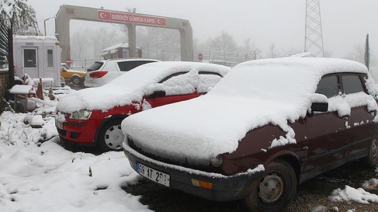 Kırklareli'nde kar yağışı etkili oluyor
