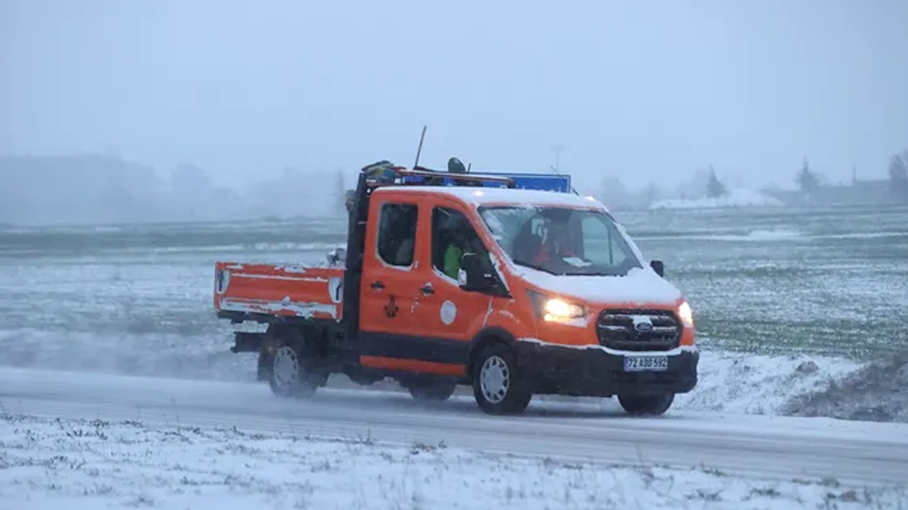 Kırklareli'nde kar yağışı etkili oluyor