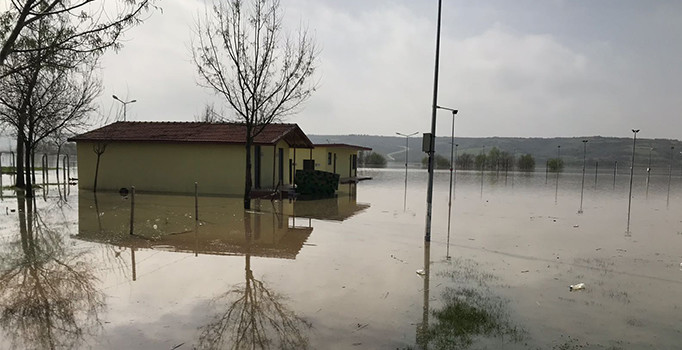 Kırklareli'nde sağanak yağış hayatı olumsuz etkiledi