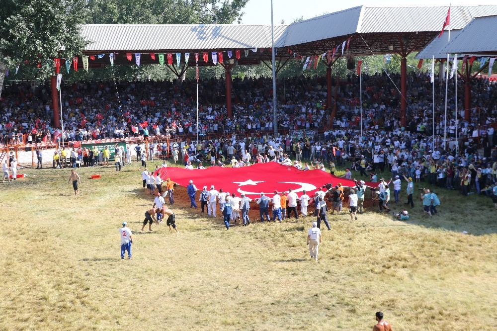 Kırkpınar’da dev Türk bayrağı açıldı 