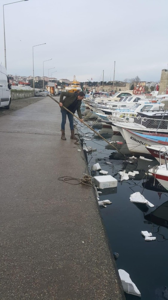 Kirlenen deniz yüzeyi temizlendi 
