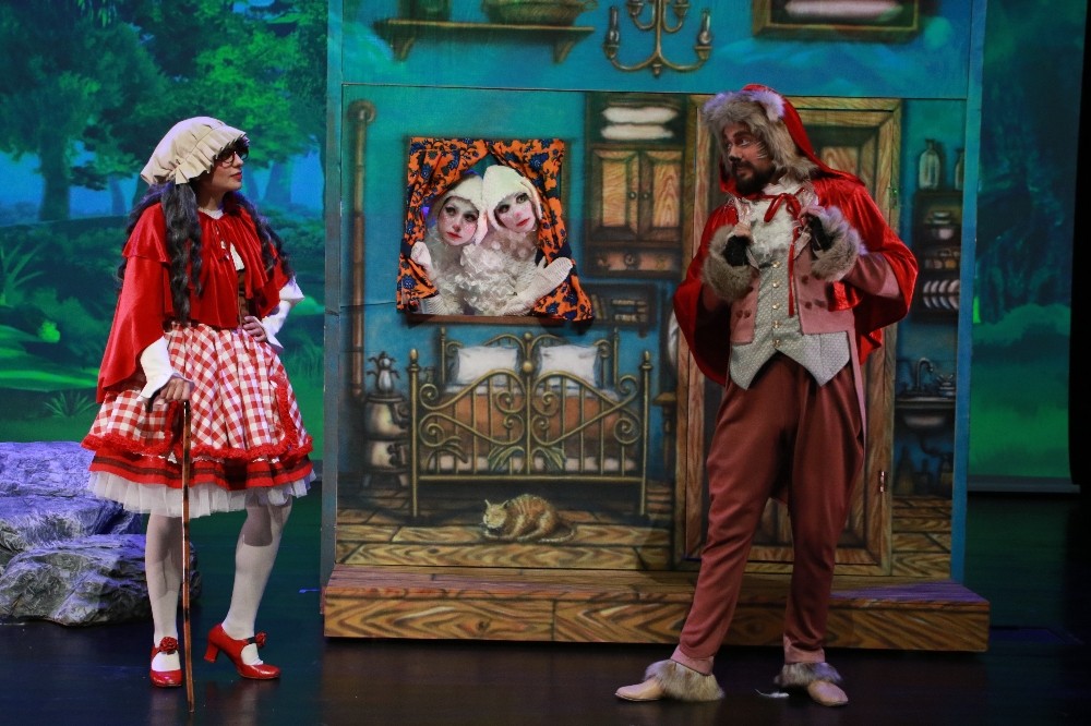 Kırmızı Başlıklı Kurt Muratpaşa ve Konyaaltı’nda sahnelendi 