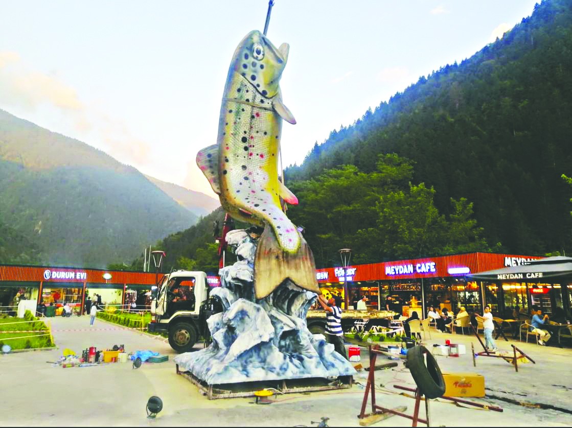 Kırmızı benekli 7 metrelik alabalık Uzungöl’ün yeni simgesi oldu