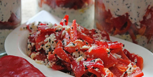 Kırmızı biberli çörek otlu kurabiye tarifi ve kırmızı biberli çökelek bastırması tarifi