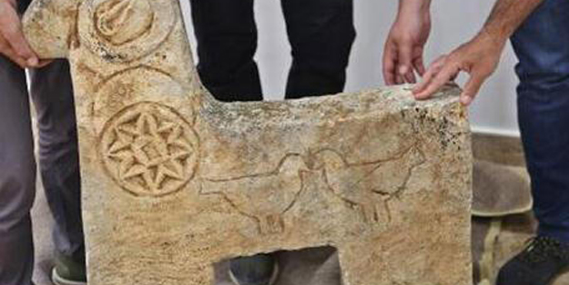 Kırmızı bültenle aranan tarihi mezar taşı bulundu! 'Kırmızı bültenle' arattırılan eserler arasında