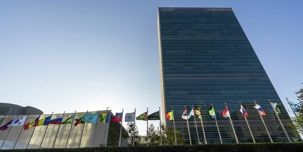 Kırmızı ceketli, silahlı şahıs alarmı! BM Genel Merkezi kapatıldı