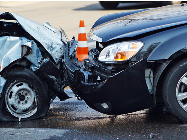 Kırmızı ışığı görmeyen araç sürücüsü kazaya neden oldu