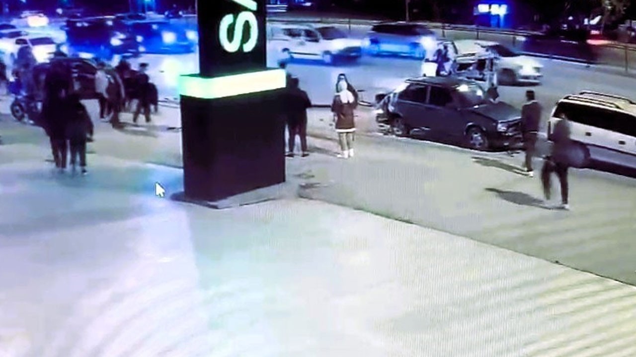 Kırmızı ışığı ihlal eden otomobil ortalığı birbirine kattı! O anlar kamerada