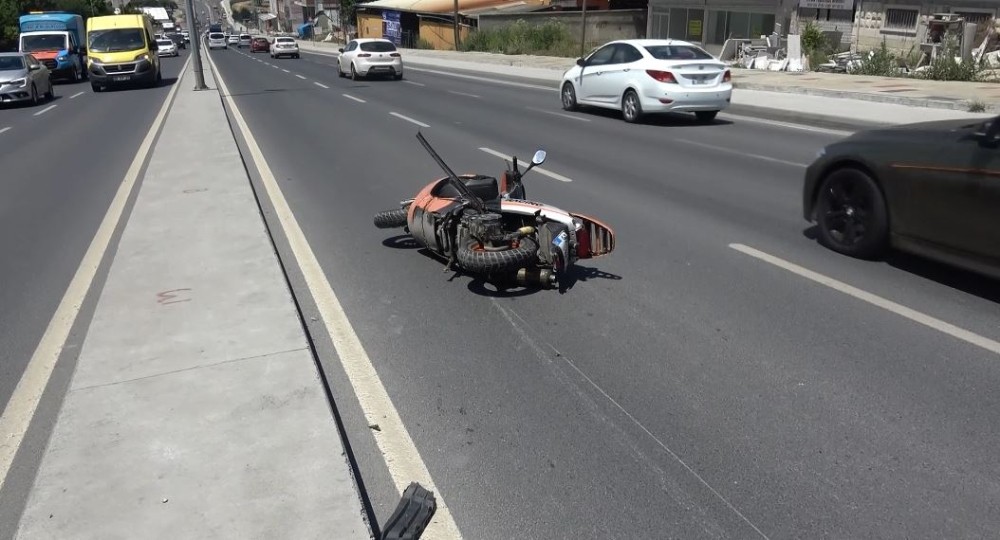 Kırmızı ışığın yandığını fark etmeyen otomobil sürücüsü motosiklete çarptı 