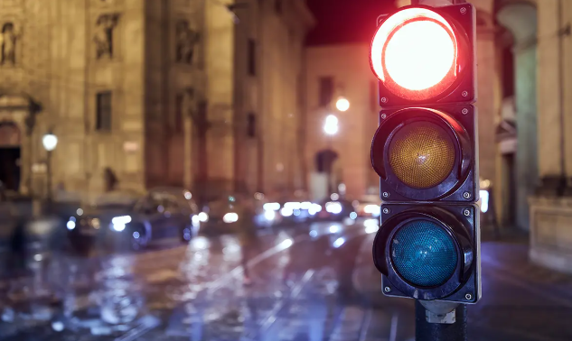 Kırmızı ışık ihlali kazaya neden oldu