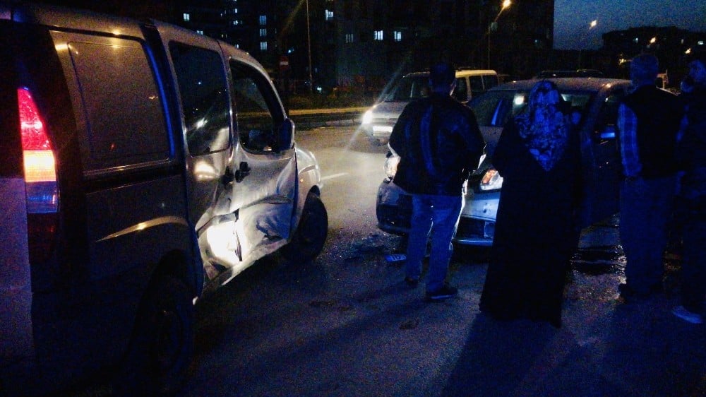 Kırmızı ışık ihlali yapan sürücü kaza yaptı:2 yaraşlı 