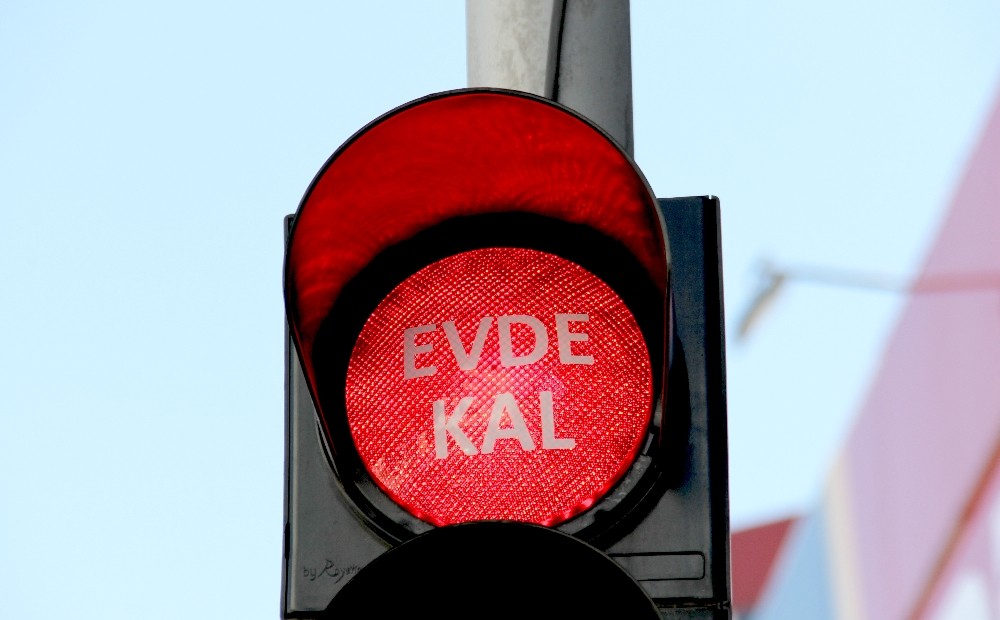 Kırmızı ışıklar ‘evde kal’ dedi 