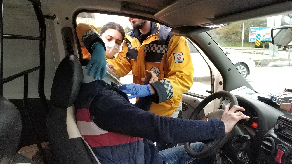 Kırmızı ışıkta bekleyen araca çarpan sürücü ölümden döndü 