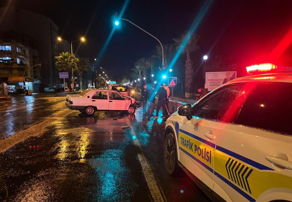 Kırmızı ışıkta bekleyen araca, otomobil çarptı