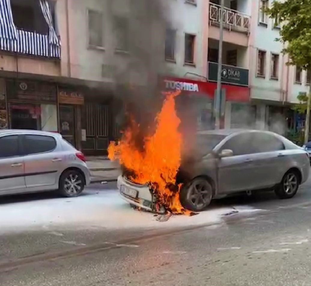 Kırmızı ışıkta bekleyen otomobil alev alev yandı
