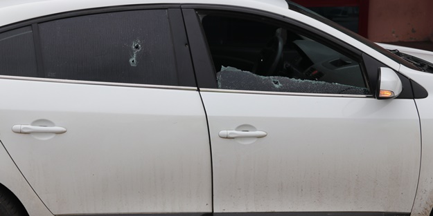 Kırmızı ışıkta bekleyen otomobile silahlı saldırı