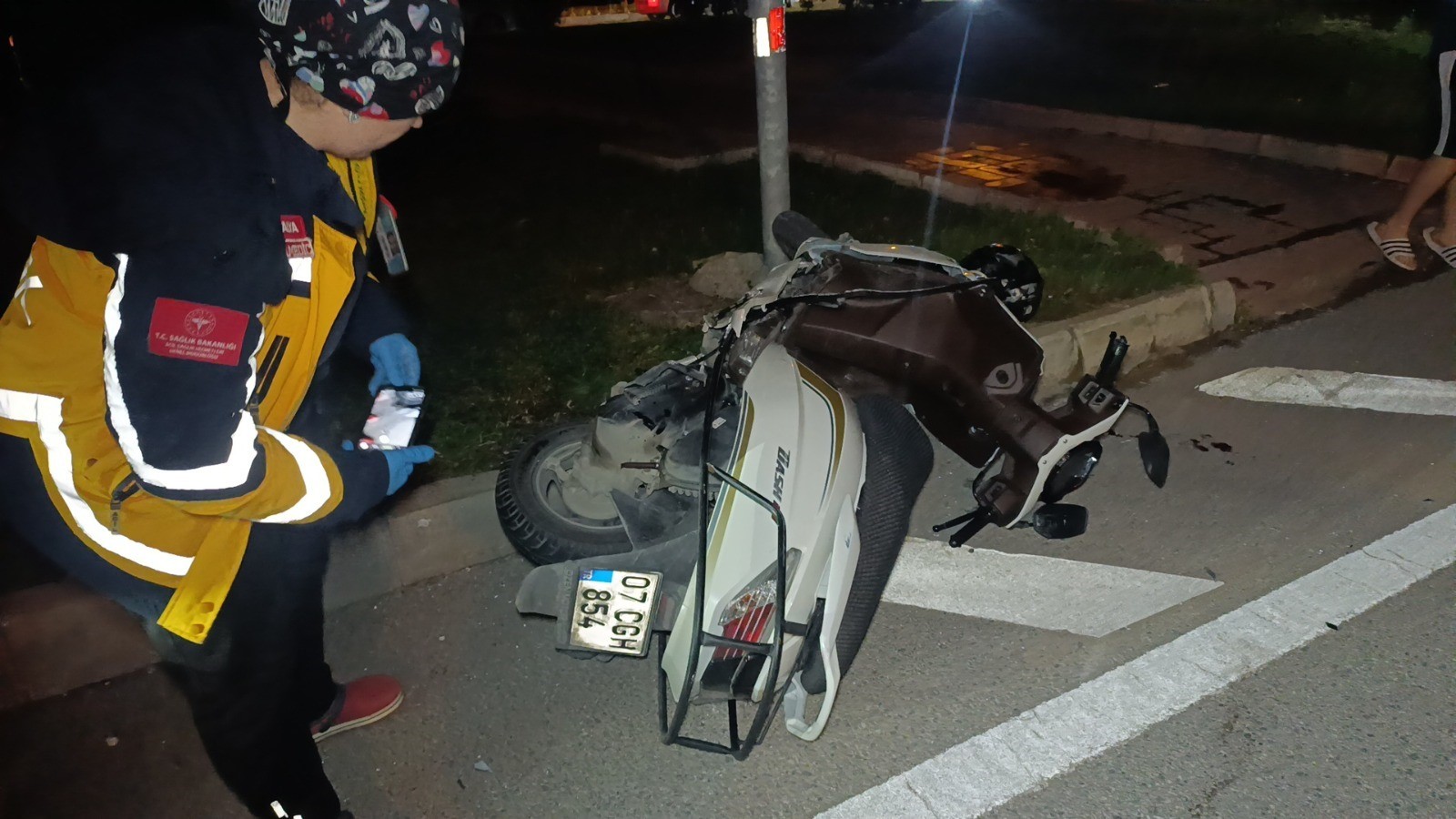 Kırmızı ışıkta dehşet saçtı! Manavgat’ta otomobil motosikleti biçti: 2 yaralı!