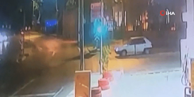 Kırmızı ışıkta duran araca çarpıp tekme tokat sürücüyü yumrukladı! O anlar kaydedildi