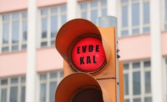 Kırmızı ışıkta ’evde kal’ yeşil ışıkta ’eve git’ çağrısı 