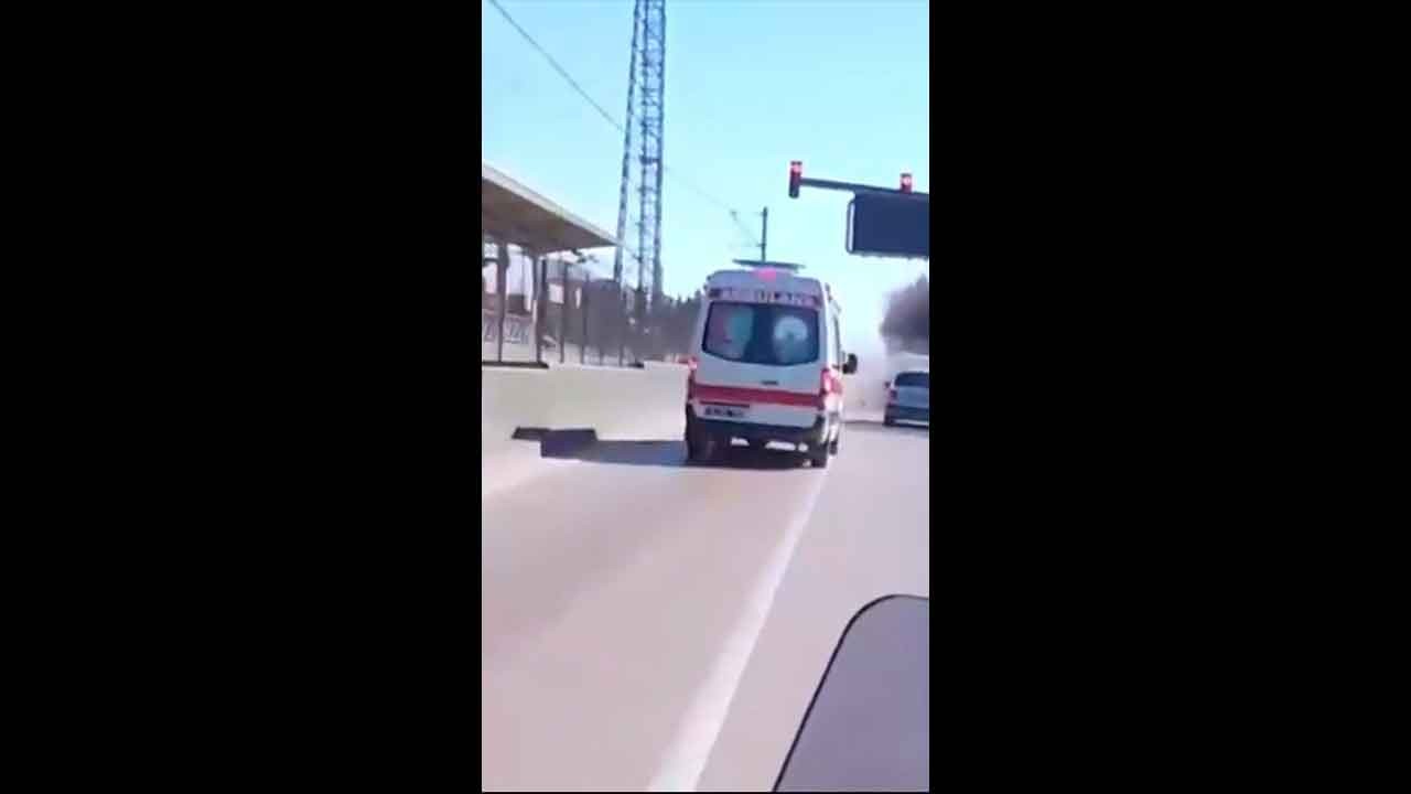 Kırmızı ışıkta faciadan dönüldü! Bursa’da zincirleme kaza kamerada