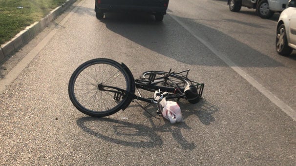 Kırmızı ışıkta geçen bisikletliye kamyonet çarptı