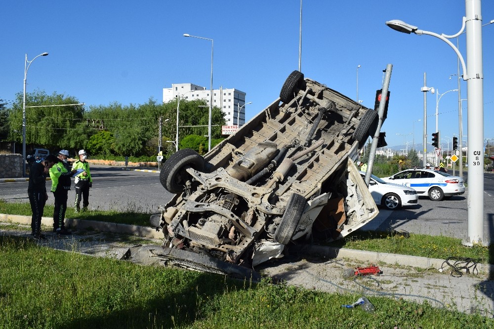 Kırmızı ışıkta geçen otomobil minibüse çarptı: 3 yaralı 