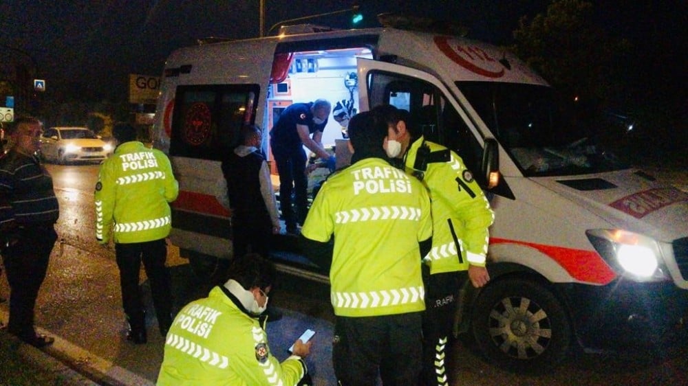 Kırmızı ışıkta geçen otomobil sürücüsü trafik ekiplerine çarptı: 4 yaralı 