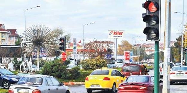 Kırmızı ışıkta geçen sürücü yandı