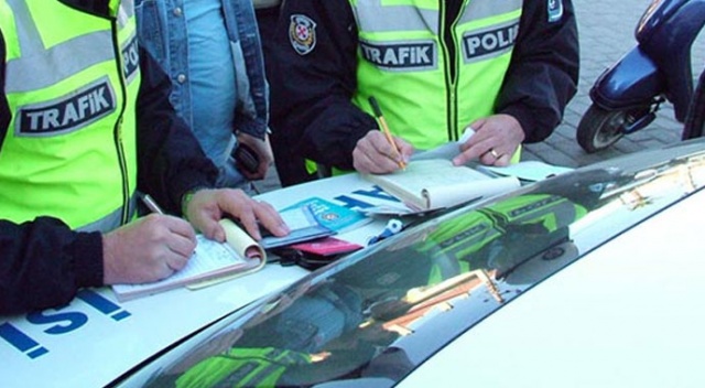 Kırmızı ışıkta geçen yayalara trafik cezası kesildi