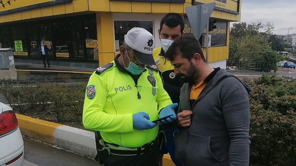 Kırmızı ışıkta geçmedim iddiasına polisten kaza yerinde görüntülü cevap 
