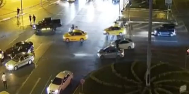 Kırmızı ışıkta geçti, araçlar birbirine girdi