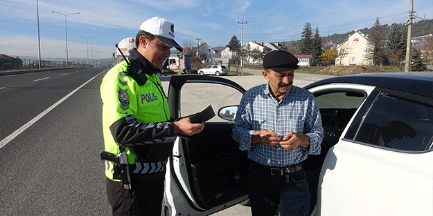 Kırmızı ışıkta geçtiler: “Sizin lambanız geç yandı”