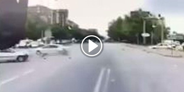 Kırmızı ışıkta meydana gelen kaza kameraya yansıdı