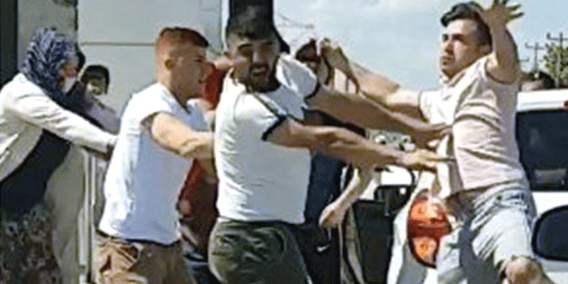 Kırmızı ışıkta tekme tokat birbirlerine girdiler