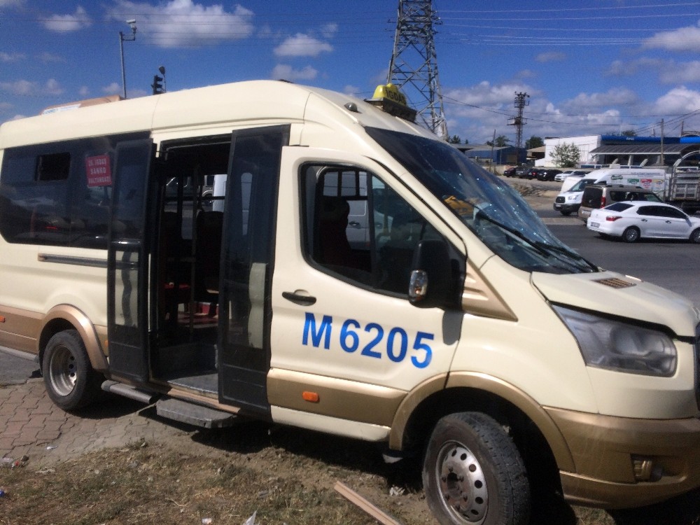 Kırmızı ışıkta U dönüşü yapan tıra minibüs çarptı 