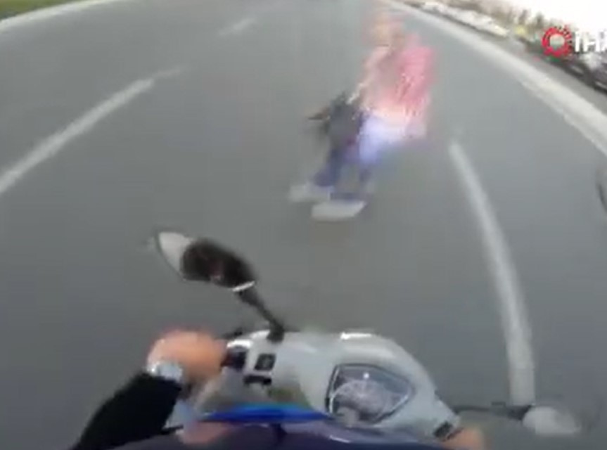 Kırmızı ışıkta yolun karşısına geçen yayaya motosikletin çarptığı anlar kamerada