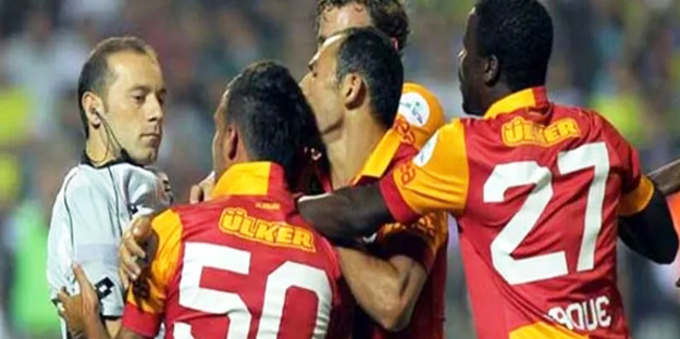 Kırmızı kart gören kaleci bakın ne yaptı!