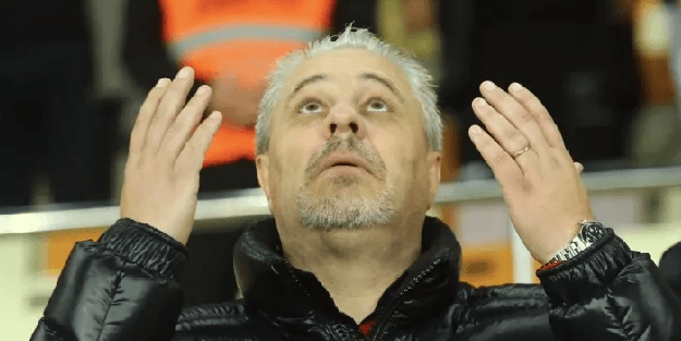 Kırmızı kart gören Sumudica ellerini açıp dua etti