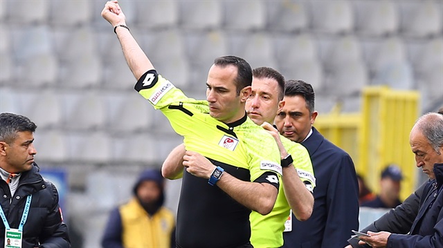 Kırmızı kart gösterdi sonra iptal etti