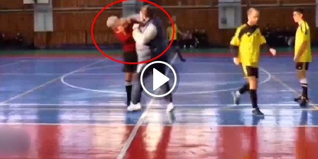 Kırmızı kart gösterince, tek yumrukla yere serildi!