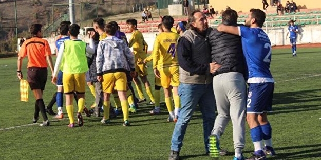 Kırmızı kart yiyen futbolculara kızdı, takımı ligden çekti!