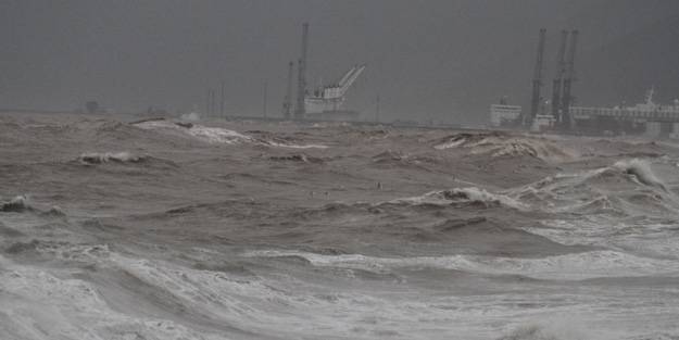 'Kırmızı kodlu' uyarının ardından Konyaaltı Sahili'nde görüntü değişti!