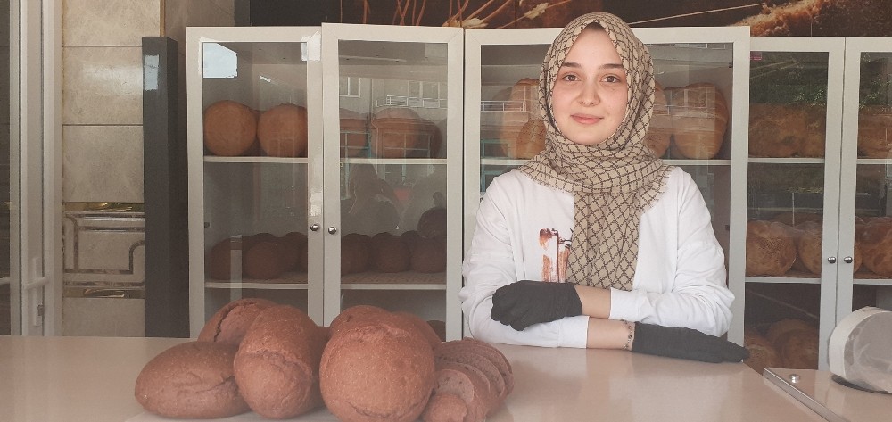 Kırmızı pancardan üretilen mor ekmek ücretsiz ikram ediyor 