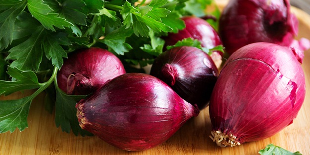 Kırmızı soğanı ayağınıza sürerseniz...