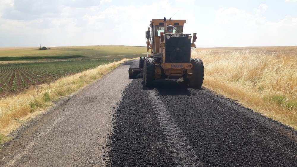 Kırsal mahallelerde yol bakım ve onarım çalışmaları sürüyor 