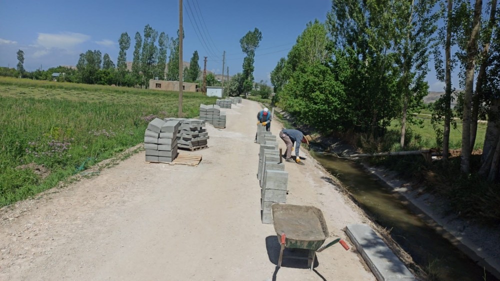Kırsal mahallelerdeki yollar yenileniyor 