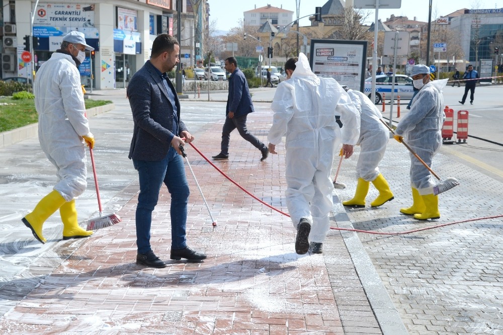 Kırşehir Belediyesi cadde ve sokakları köpüklü su ile yıkadı 